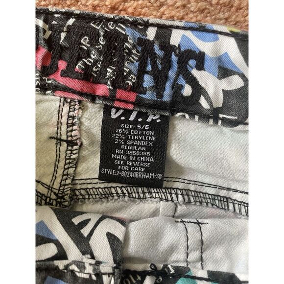 V.I.P. Graffiti Print Women’s Stretch Cargo Joggers Pants Size 5/6 - Picture 2 of 8